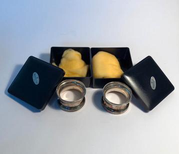 Twee verzilverde servetringen, vintage, in originele doosjes beschikbaar voor biedingen