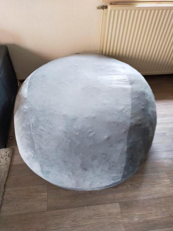 Grijze Zitzak 125cm doorsnee , 60cm hoog., Huis en Inrichting, Zitzakken, Zo goed als nieuw, Zitzak, Ophalen of Verzenden