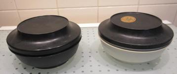 Vintage TUPPERWARE 2 serveerschalen met deksel beschikbaar voor biedingen