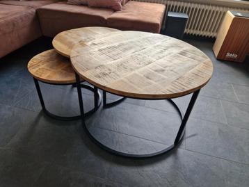 Hippe set van 3 mangohouten tafeltjes beschikbaar voor biedingen