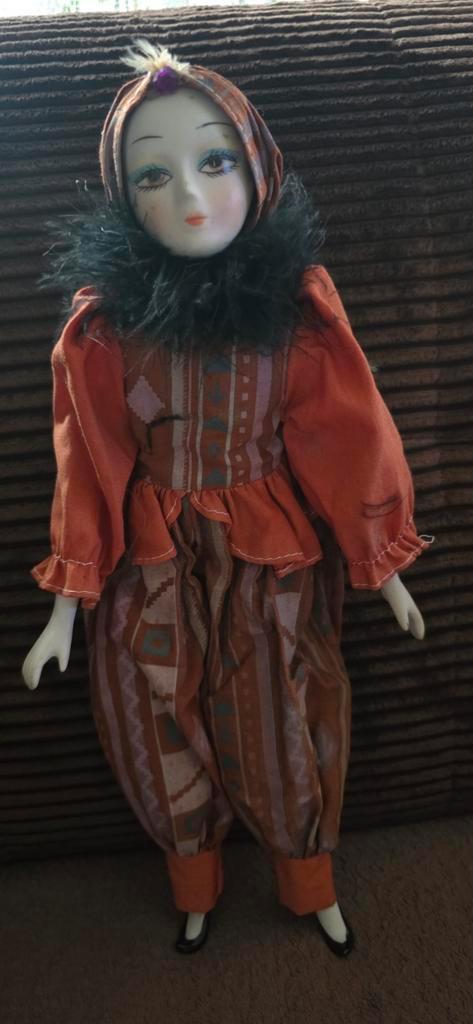 Antieke Porseleinen Pop met Pierrot Kostuum, Verzamelen, Poppen, Gebruikt, Pop, Ophalen