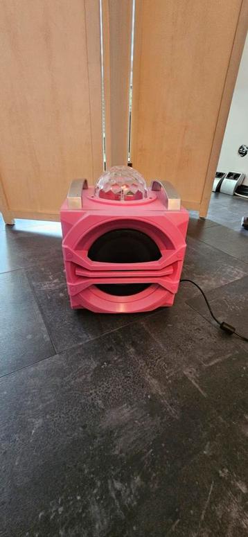 Roze Bluetooth muziekbox met discoverlichting. beschikbaar voor biedingen