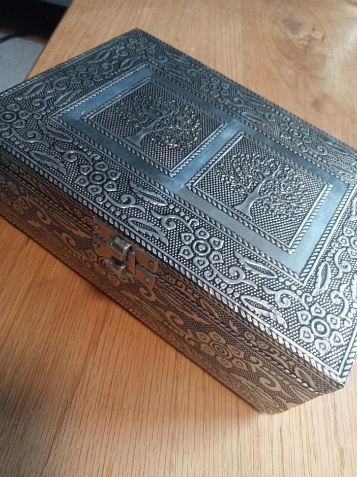 Decoratieve Zilverkleurige Sieradendoos met Boom Motief, Huis en Inrichting, Woonaccessoires | Kisten, Gebruikt, Minder dan 50 cm