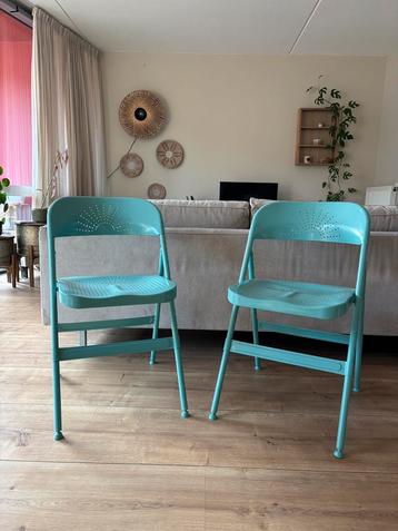 Twee blauwe klapstoelen beschikbaar voor biedingen