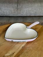 Le Creuset Hartvormige Skillet 26 cm – Shell Pink, Huis en Inrichting, Ophalen of Verzenden, Nieuw, Gietijzer, Koekenpan of Braadpan