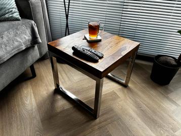 Houten stevige bijzettafel met metalen frame beschikbaar voor biedingen