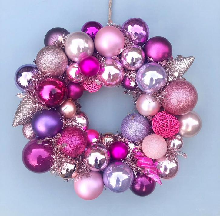 ⭐️ Roze kerstkrans kunststof kerstballen paars roze krans, Diversen, Kerst, Zo goed als nieuw, Ophalen of Verzenden