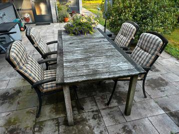 Houten tuintafel en 4 metaal met houten stoelen incl kussens beschikbaar voor biedingen