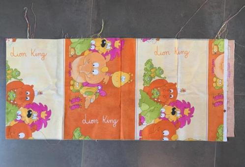 Leuk stuk stof kinderen dierenprint Lion King; ong 44 x 205, Hobby en Vrije tijd, Stoffen en Lappen, Nieuw, Blauw, Ophalen of Verzenden