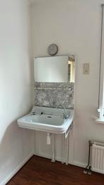 Wastafel met spiegel en kraan