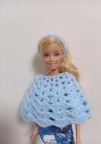 Barbie kleertjes poncho rond met haarband lichtblauw, Verzenden, Nieuw, Barbie