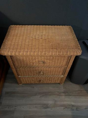 Rotan nachtkastje met 3 lades beschikbaar voor biedingen