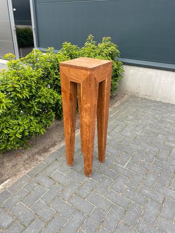 Hardhouten piedestalle beschikbaar voor biedingen