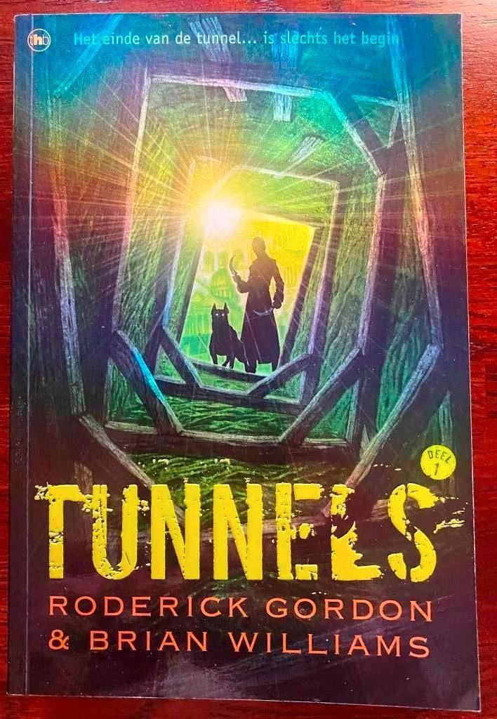 Tunnels - deel 1 - Roderick Gordon & Brian Williams, Boeken, Ophalen of Verzenden, Zo goed als nieuw, Roderick Gordon