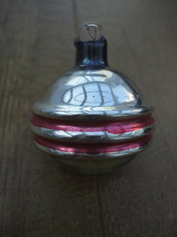 Mooie oude glazen Ajeko kerstbal met rose ringen in relief beschikbaar voor biedingen