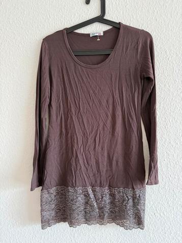 Bruine longsleeve met kanten onderrand, maat M beschikbaar voor biedingen