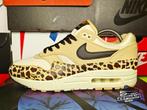 Nike Air Max 1 'Leopard' EU43 2024, Kleding | Heren, Schoenen, Colosseum 1, 1213 NL Hilversum, Nederland, Bruin, Nike, Ophalen of Verzenden
