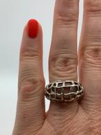 V432 Prachtige zilveren brutalist ring maat 18, Sieraden, Tassen en Uiterlijk, Ringen, 18 tot 19, Ophalen of Verzenden, X, Dame