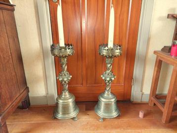 Twee zware bronzen kerkkandelaars / 69 cm. hoog beschikbaar voor biedingen