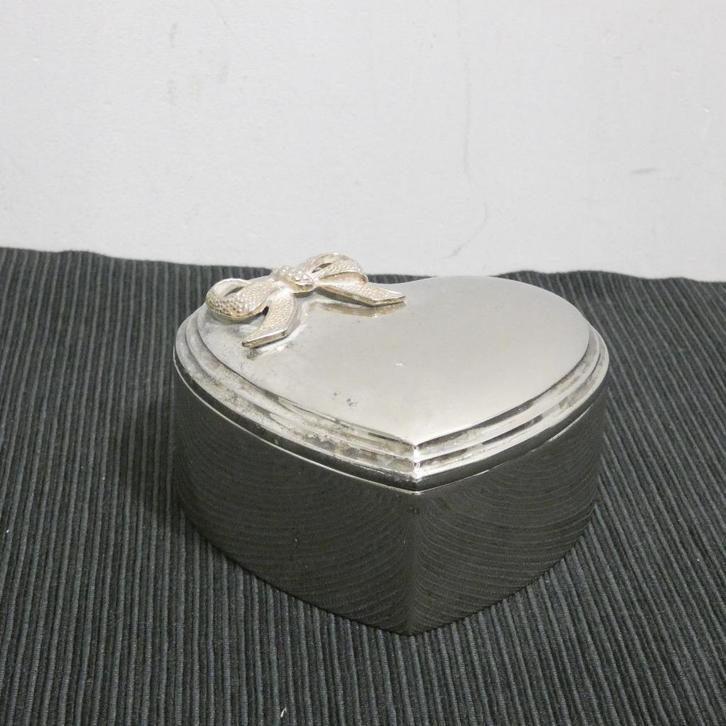 Silver plated doosje in vorm van een hart [464], Antiek en Kunst, Antiek | Woonaccessoires, Ophalen