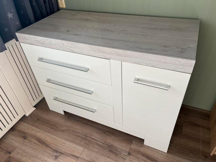 Baby commode Futura met bladvergroter, Kinderen en Baby's, Kinderkamer | Commodes en Kasten, Zo goed als nieuw, 90 tot 105 cm