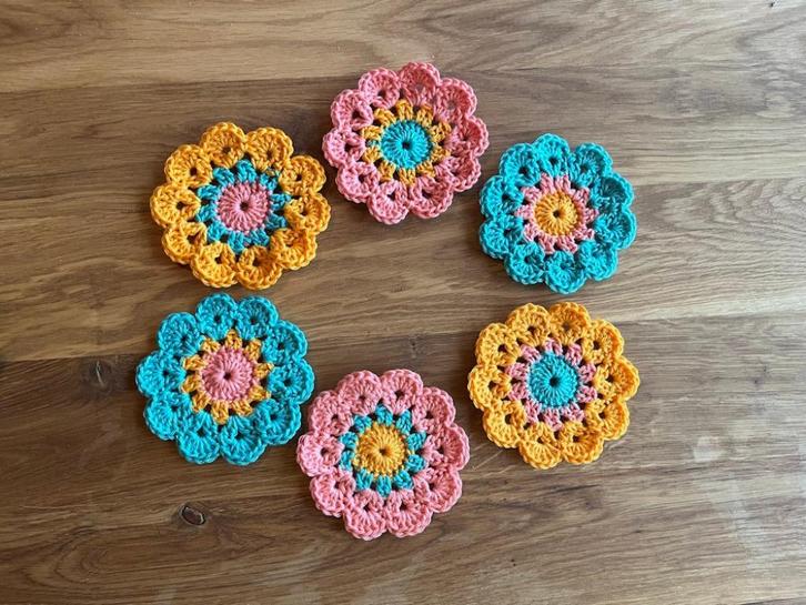 Onderzetters setje gehaakt abrikot blauw roze, Huis en Inrichting, Woonaccessoires | Onderzetters, Nieuw, Glas of Kopje, Ophalen of Verzenden