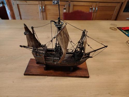 Modelboot Piratenschip op Voetstuk, Hobby en Vrije tijd, Modelbouw | Boten en Schepen, Overige merken, Ophalen of Verzenden