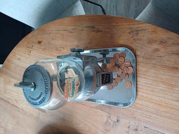 Oude nostalgische pinda pot beschikbaar voor biedingen