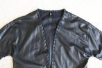 Prachtig Leather Look Eksept Kimono Vestje - 64 (S) € 30,-, Kleding | Dames, Truien en Vesten, Zwart, Ophalen of Verzenden, Zo goed als nieuw