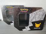 USA Tin 25th anniversary Celebrations Pokemon tin, blik, Hobby en Vrije tijd, Verzamelkaartspellen | Pokémon, Ophalen of Verzenden