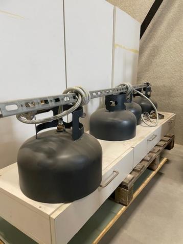 Industriële railverlichting – 4 robuuste hanglampen beschikbaar voor biedingen