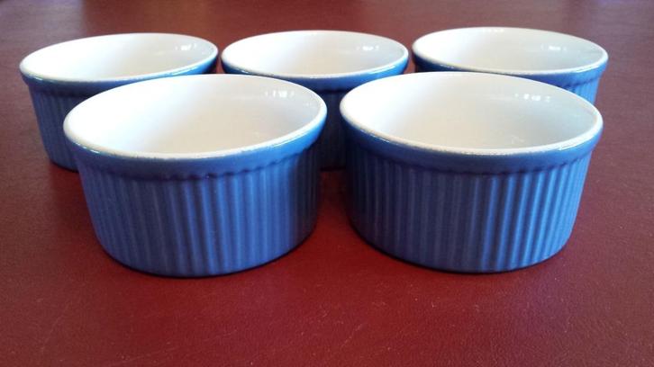 Emile Henry - 5 blauwpaarse ovenschaaltjes (soufflébakjes), Huis en Inrichting, Keuken | Servies, Zo goed als nieuw, Schaal of Schalen
