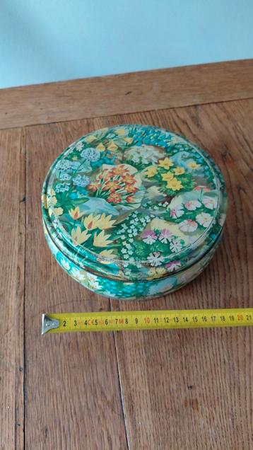 Vintage Bloemenkoektrommel beschikbaar voor biedingen