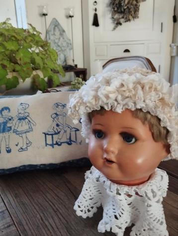Schattig antiek poppen hoofdje met antiek mutsje beschikbaar voor biedingen