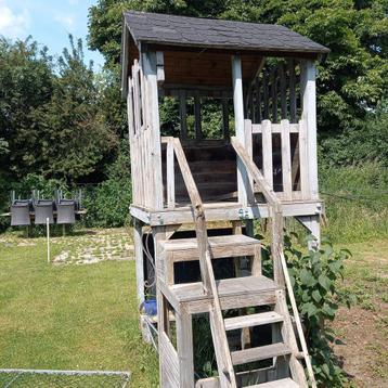 Gratis houten kinderspeelhuisje beschikbaar voor biedingen