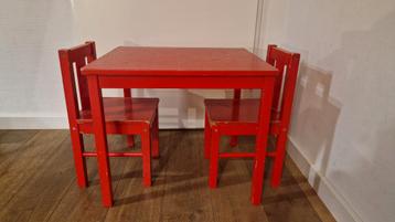 Rode Kinder Tafel met 2 Stoeltjes beschikbaar voor biedingen