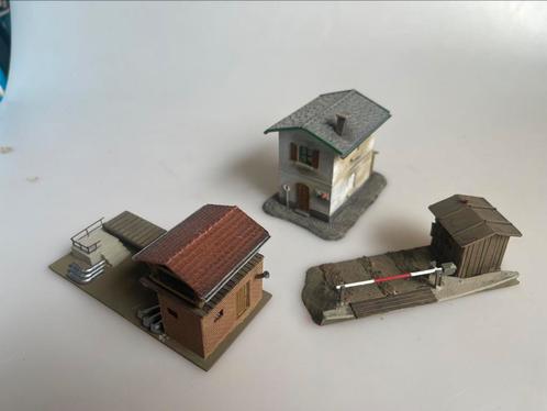 Drie gebouwtjes voor langs het spoor, Hobby en Vrije tijd, Modeltreinen | H0, Zo goed als nieuw, Gelijkstroom of Wisselstroom
