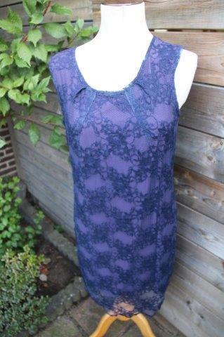 Jurk paars kant Carola van Benthum mt 38 Vaste prijs, Kleding | Dames, Jurken, Zo goed als nieuw, Maat 38/40 (M), Paars, Onder de knie