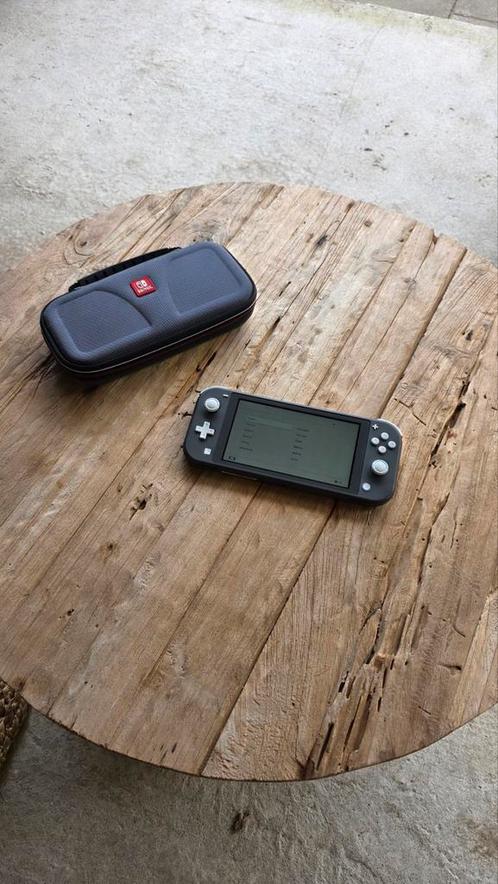 Nintendo Switch Lite (Grijs) + beschermhoes, Spelcomputers en Games, Spelcomputers | Nintendo Switch Lite, Zo goed als nieuw, Grijs