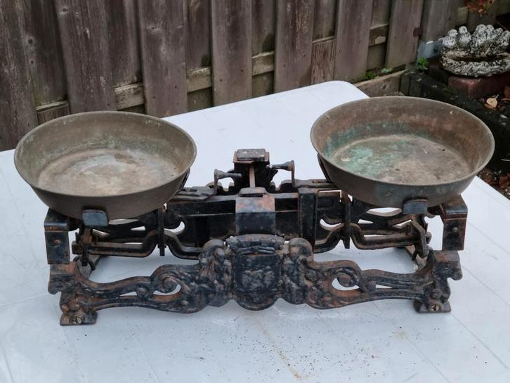 Antieke gietijzeren  weegschaal         met messing schalen, Antiek en Kunst, Curiosa en Brocante, Ophalen