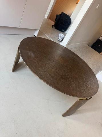 Brons/goudkleurige salontafel van metaal beschikbaar voor biedingen
