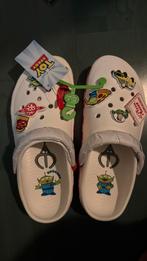 Crocs Pizza Planet Toy Story maat 43/44, Kleding | Heren, Schoenen, Ophalen of Verzenden, Nieuw