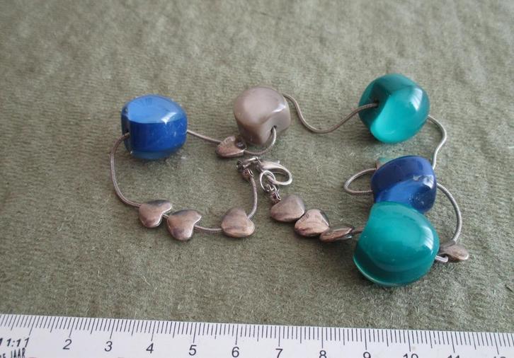 Mooie korte ketting met de grote kralen en 10 hartjes, Sieraden, Tassen en Uiterlijk, Kettingen, Gebruikt, Overige materialen