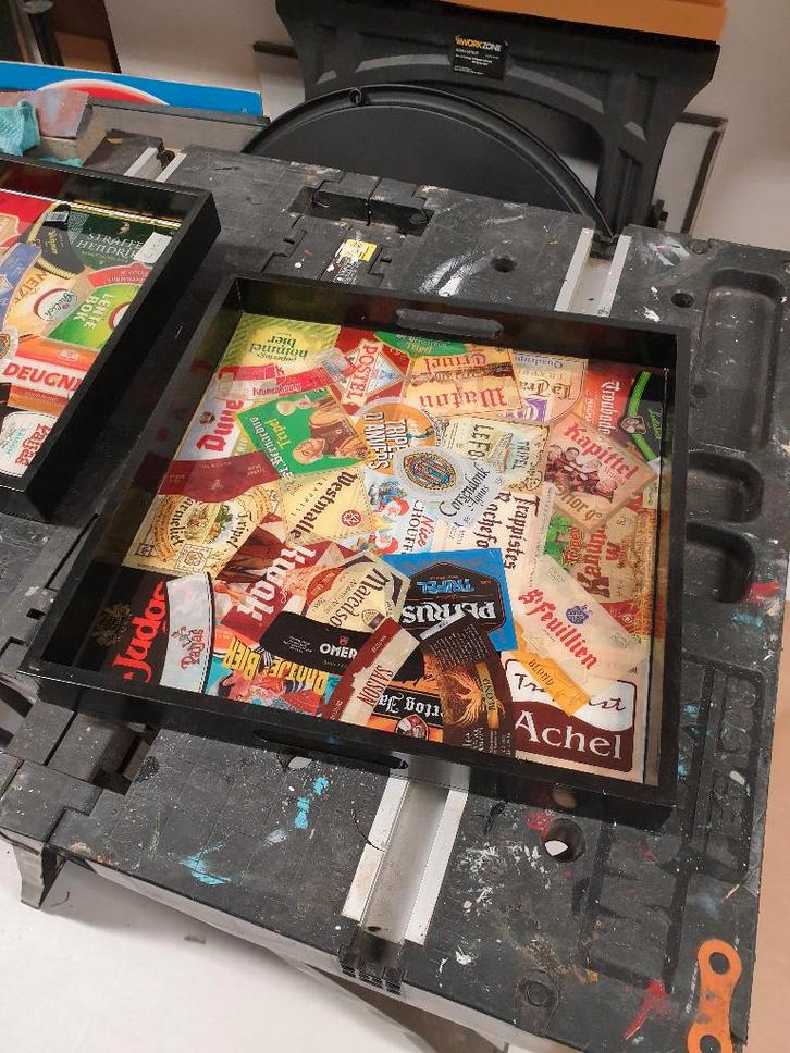 dienblad met in epoxy-hars gegoten bier-etiketten, Huis en Inrichting, Woonaccessoires | Dienbladen, Nieuw, Hout, Vierkant, Ophalen