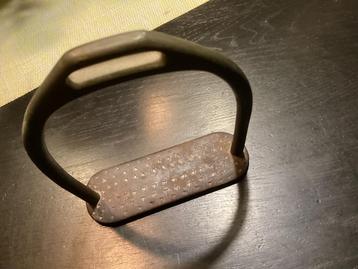 Vintage stijgbeugel beschikbaar voor biedingen