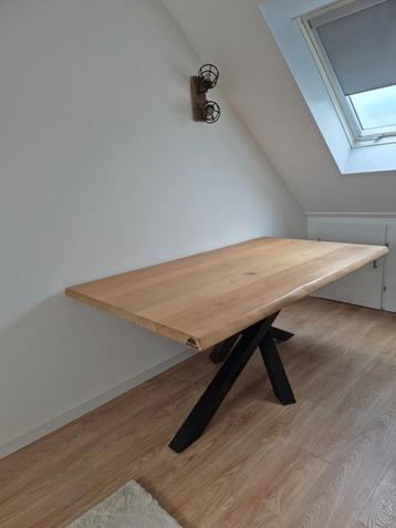 Massief eiken boomstamtafel met zwarte stalen twist poot beschikbaar voor biedingen