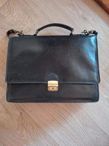 Schoudertas  / schooltas  / aktetas beschikbaar voor biedingen