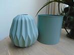 Mica celedon, mint groene origami relief vaas +bloempot 20hg, Aardewerk of Porselein, Ophalen of Verzenden, Zo goed als nieuw