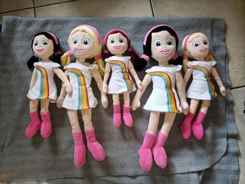 3 K3 knuffels + 2 grote K3 knuffels met regenboog  jurk  beschikbaar voor biedingen
