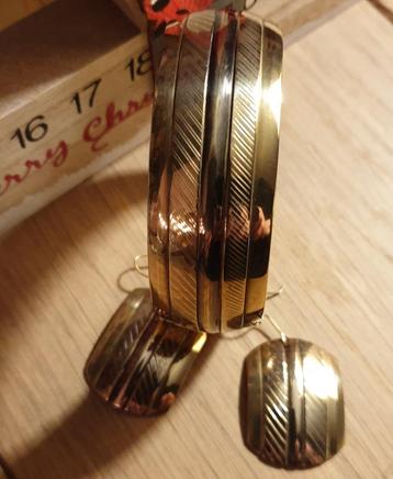 Fraaie oorbellen & brede armband fraai bewerkt goudkleurig! beschikbaar voor biedingen